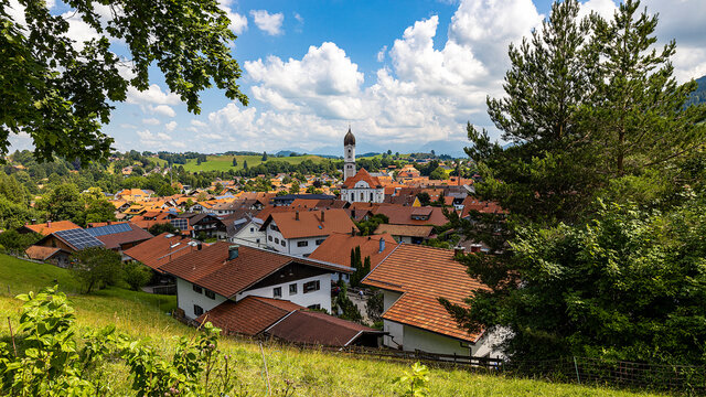 Blick auf St. Andreas in Nesselwang