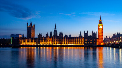 Fototapeta na wymiar houses of parliament with Big Ben in London