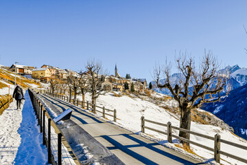 Guarda, Bergdorf, Kirche, Dorfkirche, Unterengadin, Engadin, Bergstrasse, Wanderweg, Via Engiadina, Alpen, Schweizer Berge, Graubünden, Weihnachten, Winter, Wintersport, Winterwanderweg, Schweiz