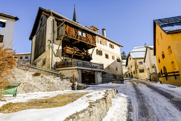 Fototapeta premium Guarda, Bergdorf, Unterengadin, Engadin, Engadinerhäuser, Via Engiadina, Alpen, Graubünden, Weihnachten, Winter, Wintersport, Winterwanderweg, Schweiz