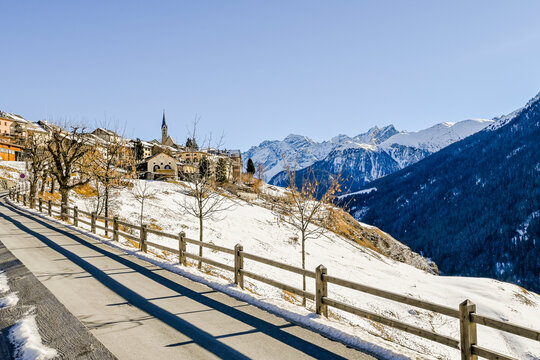 Guarda, Bergdorf, Kirche, Dorfkirche, Unterengadin, Engadin, Bergstrasse, Wanderweg, Via Engiadina, Alpen, Schweizer Berge, Graub&uuml;nden, Weihnachten, Winter, Wintersport, Winterwanderweg, Schweiz