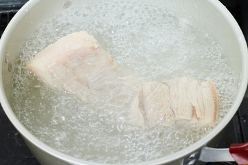 茹でたブロックの豚バラ肉