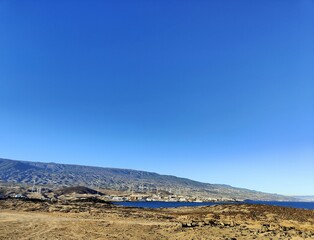 Paisaje desértico junto al mar