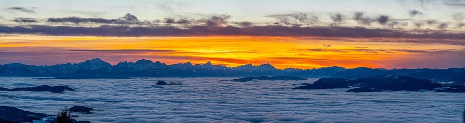 Sonnenuntergang über den Nebelmeer