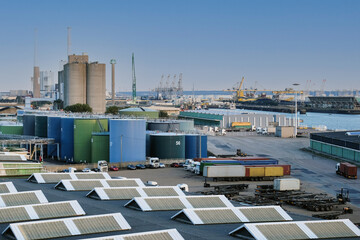 Panoramablick über den Hafen der französischen Stadt Le Havre mit Containern, Kränen, Depots,...