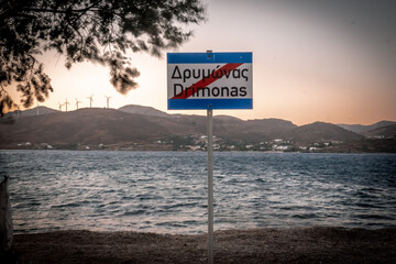 Panneau de circulation avant...la mer