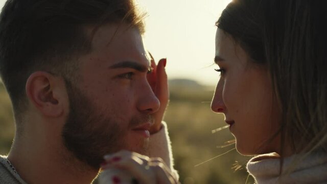 Ragazza abbraccia ragazzo al petto nel parco naturale in campagna per San Valentino