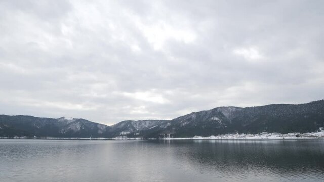 Video of Lake Yogo, Shiga Prefecture, in the dead of winter, with the surrounding area covered in white snow, a frozen landscape.