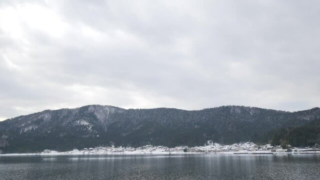 Video of Lake Yogo, Shiga Prefecture, in the dead of winter, with the surrounding area covered in white snow, a frozen landscape.