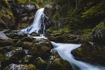 Gollinger Wasserfall in den Alpen in Golling Österreich Salzburg mit Steinen Wasser und Wald