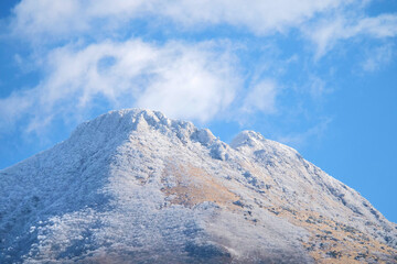 Fototapeta na wymiar 冠雪の山頂～由布岳