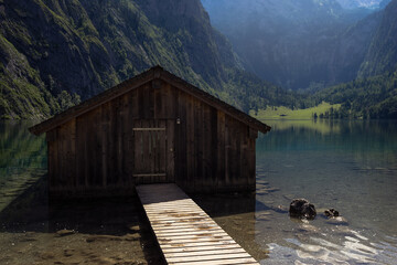 Fototapeta na wymiar Haus am See mit Spiegelung und Berge am Obersee Königssee in den Alpen Bayern Deutschland