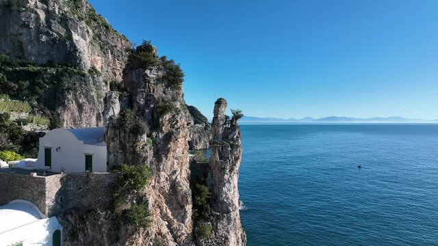 La roccia impervia della Costiera Amalfitana sulla strada panoramica tra Positano e Amalfi, Italia.
Vista aerea della famosa localit&agrave; turistica della Costiera amalfitana.