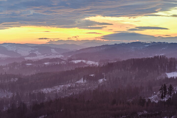 Zimowy wschód słońca w Górach Kaczawskich. 