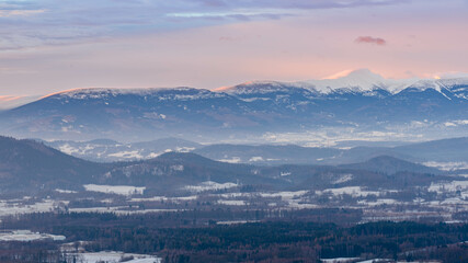 Fototapeta na wymiar Krwisty, zimowy wschód słońca w górach Kaczawskich.