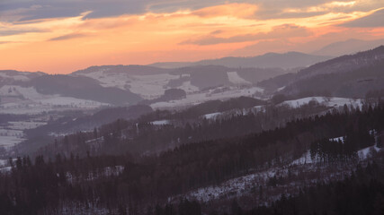Krwisty, zimowy wschód słońca w górach Kaczawskich.