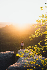 Sonnenaufgang mit Mädchen auf dem Kleinen Winterberg Sandstein Felsen in der Sächsischen Schweiz...