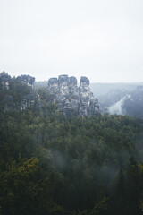 Schlechtes Wetter mit Regen und Nebel in den Sanstein Felsen der S&auml;chsischen Schweiz in Sachsen Deutschland