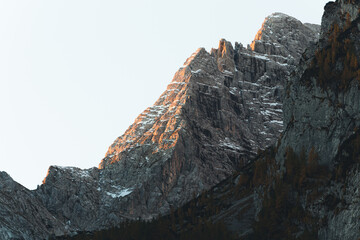 Alpenglühen auf einem spitzen schroffen Berg in den Alpen Deutschland - obrazy, fototapety, plakaty