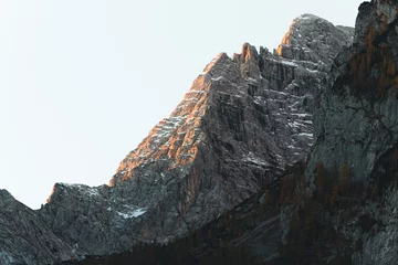 Rugzak Alpenglühen auf einem spitzen schroffen Berg in den Alpen Deutschland © Dominic Wunderlich