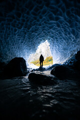 Mensch steht in einer Gletscher Höhle Eis Höhle Eiskapelle in Berchtesgaden Bayern Deutschland