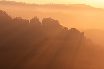 Sonnenaufgang im Sandstein Felsen der Sächsischen Schweiz in Sachsen Deutschland im Nationalpark