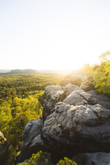 Sonnenuntergang in den Sandstein Bergen S&auml;chsische Schweiz in Sachsen Deutschland mit Wald im Nationalpark 