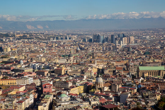 Panoramic view of the city of Naples from Vomero. The city extends up to the directional center, where the skyscrapers are, and Capodimonte park. © Stefano Tammaro