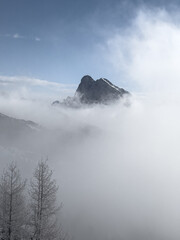 Wolken verdecken den Berg (Peitlerkofel) mit vereiste Bäume