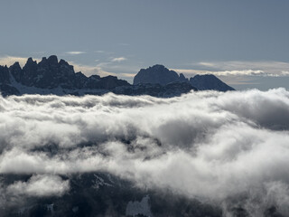 Wolkendecke verdeckt das Tal etwas und zeigt die Bergspitzen