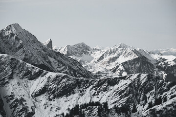 Fototapeta na wymiar Winter mit Schnee in den Alpen Berge Österreich Alpin 