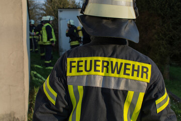 Deutscher Feuerwehrmann mit Jacke und Helm