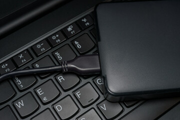 Externe Festplatte in Gro&szlig;aufnahme auf Notebook