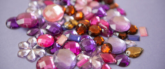 Texture de pierres colorés roses, mauves et oranges sur fond mauve pour fond et arrière-plan