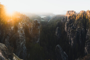 Sonnenaufgang in den Sandstein Bergen S&auml;chsische Schweiz in Sachsen Deutschland mit Wald im Nationalpark 
