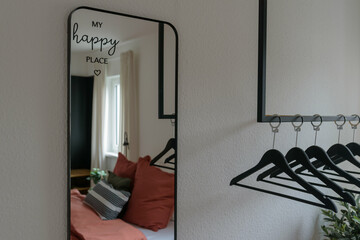 Spiegel im Schlafzimmer mit Aufschrift