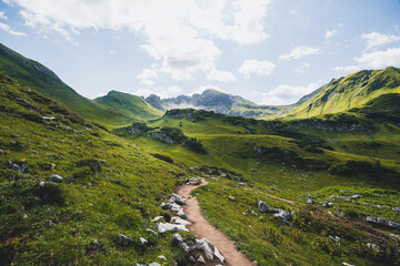 Fototapeta na wymiar Wanderweg Berge Landschaft in den Alpen 