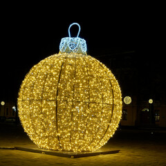 Beleuchtete Weihnachtsdekoration als Attraktion auf dem Domplatz in Magdeburg zur Weihnachtszeit