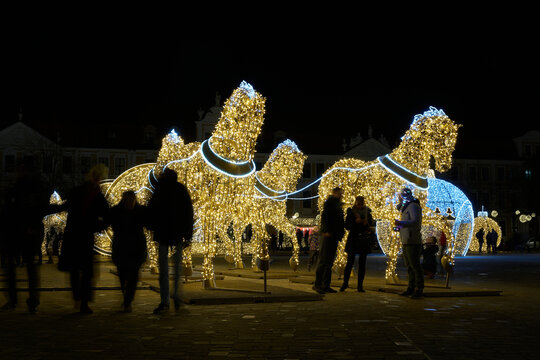 Beleuchtete Weihnachtsdekoration als Attraktion auf dem Domplatz in Magdeburg zur Weihnachtszeit