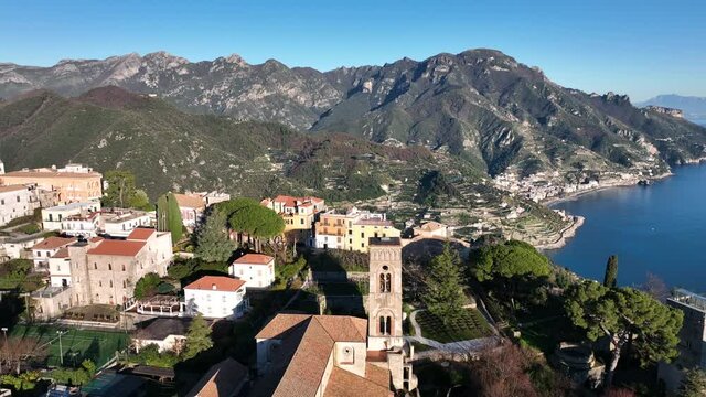Ravello, meta turistica della Costiera Amalfitana, Italia.
Vista aerea della famosa localit&agrave; turistica della Costiera amalfitana.