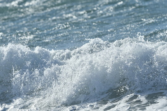 海岸から撮影した波 © dreamnikon