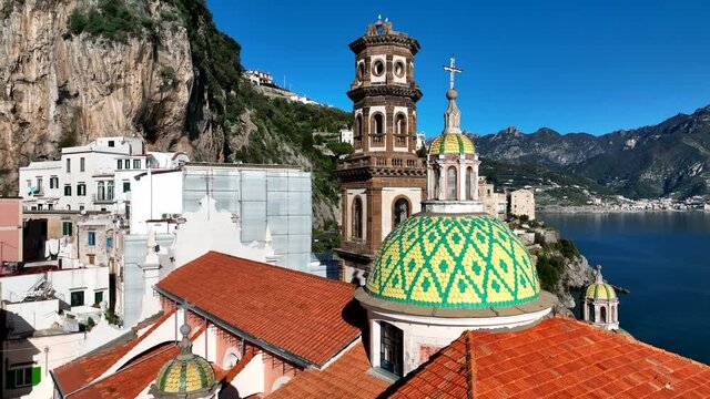 Atrani, meta turistica della famosa Costiera Amalfitana, Italia.
Vista aerea della famosa localit&agrave; turistica della Costiera amalfitana.