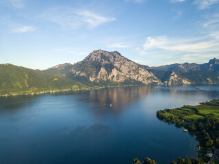 Luftaufnahme mit Drohne vom Traunsee bei Gmunden mit Traunstein im Hintergrund, Salzkammergut, Österreich