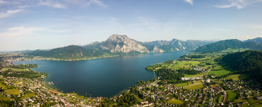 Luftaufnahme mit Drohne vom Traunsee und Gmunden mit Traunstein im Hintergrund, Salzkammergut, &Ouml;sterreich