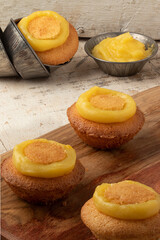 Delicious mini cake stuffed with vanilla cream.