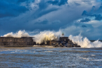 Espigon de Zumaia con temporal