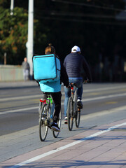 Kurier na rowerze, dostarcza jedzenie na ulicach miasta.	 - obrazy, fototapety, plakaty
