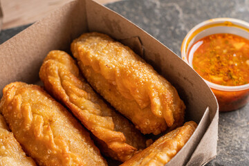 empanada argentina con salsa criolla