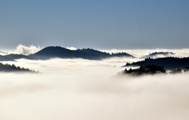 Nebel zwischen Berggipfeln im Schwarzwald