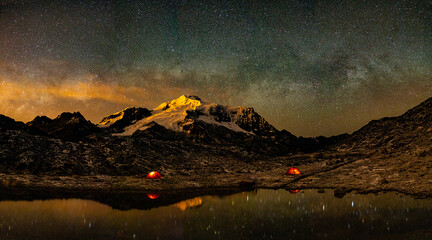 Camp an einer Lagune am Huayna Potosí